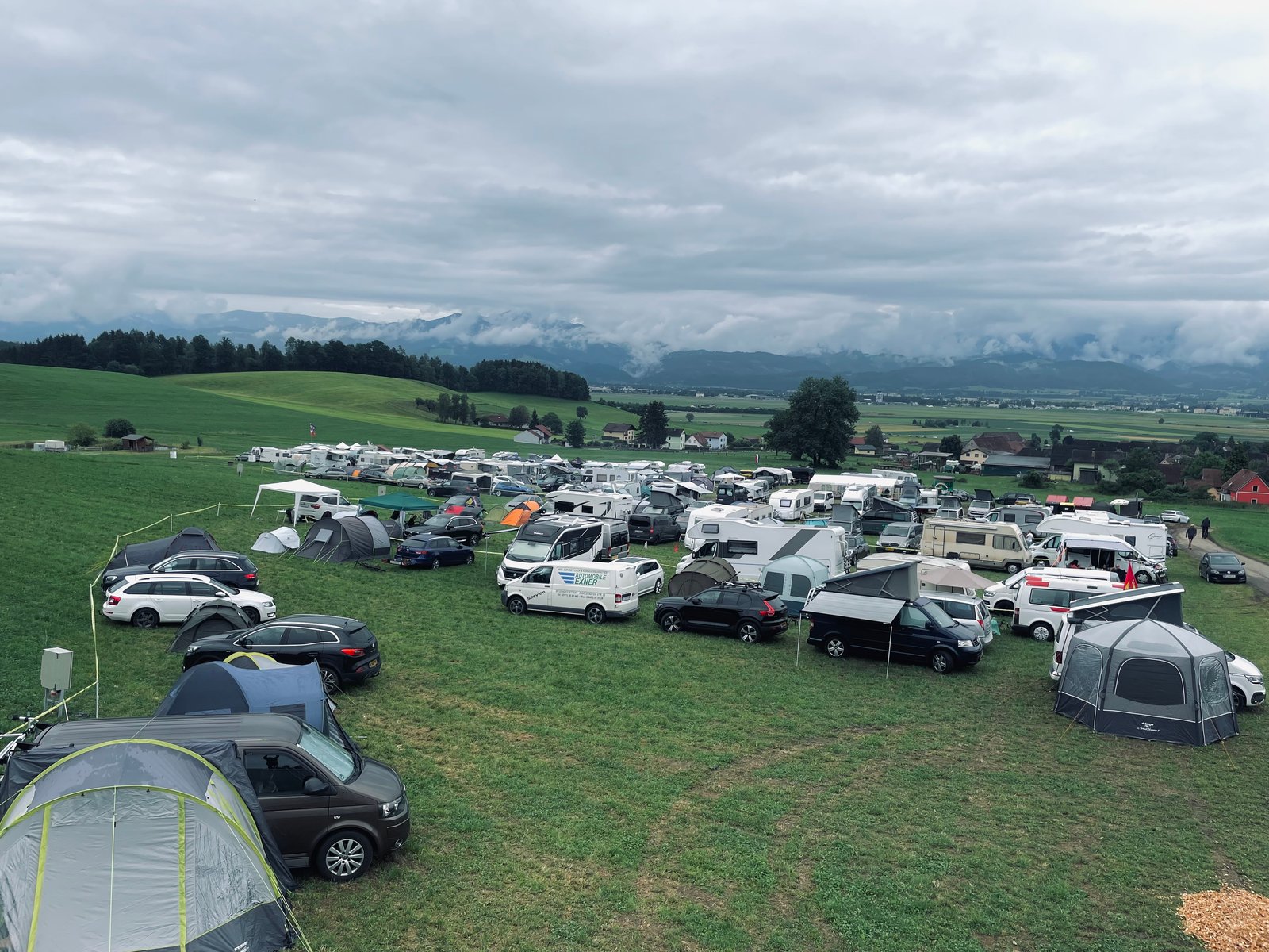 Wohnmobile, Busse und Zelte auf der Campingwiese Wildbolz beim Rennwochenende